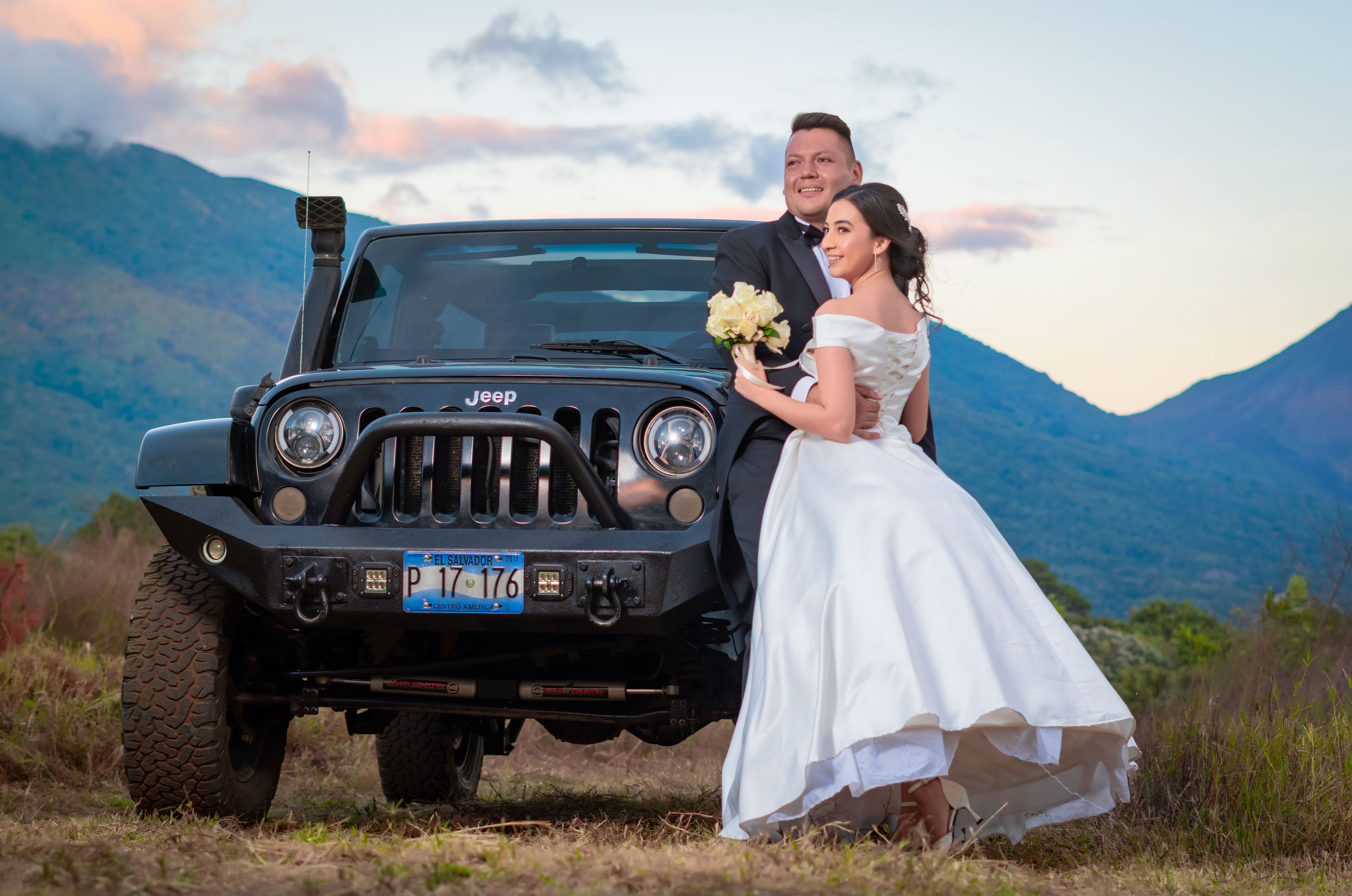 Camila y Juan junto al jeep · boda